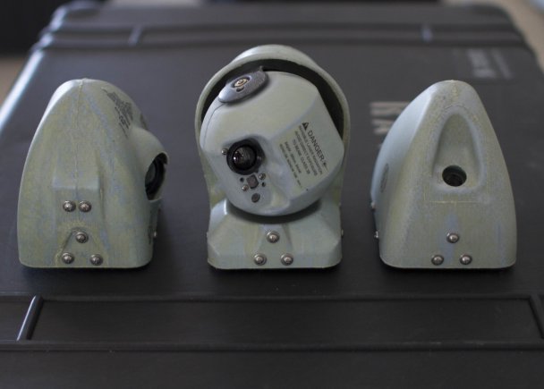 En el centro cámara Gimball Raven RQ-11B DDL