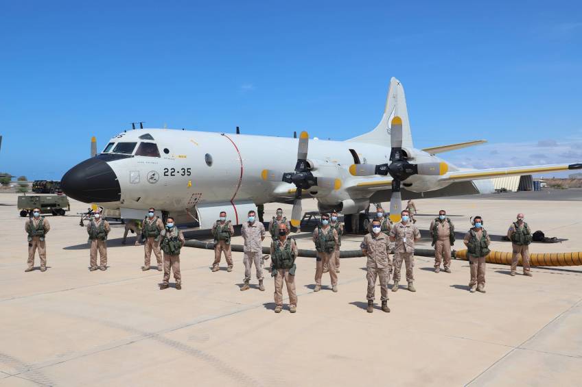 Tripulación frente al P-3 Orion
