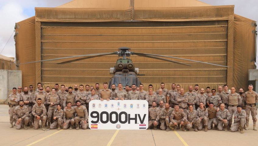 9.000 horas de vuelo de la Task Force Toro. En la imagen personal del XIX contingente destras uno de los helicópteros Cougar destacados en la BA de Al Asad en Irak. (Imagen: @Defensagob)
