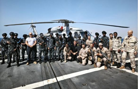 Sobre la cubierta de la Fragata Santa Maria personal participante en el ejercicio (Guardia Costera de la Somalí y personal Español del EOS de Infantería de Marina)