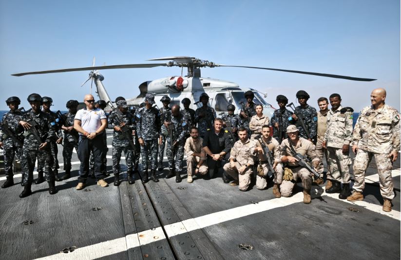 Sobre la cubierta de la Fragata Santa Maria personal participante en el ejercicio (Guardia Costera de la Somalí y personal Español del EOS de Infantería de Marina)