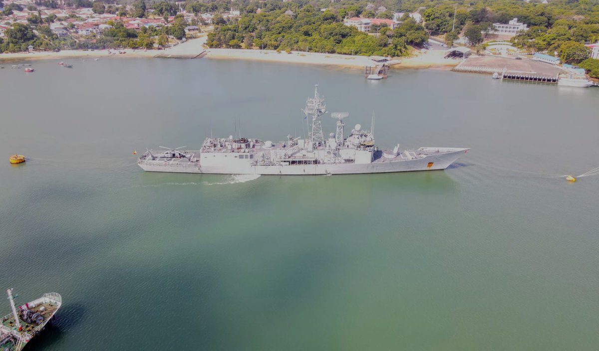 En esta foto aerea se puede observar sobre la cubierta del la Fragata Sanyta Maria el helicoptero SH-60B de su UNAEMB entrando en las proximidades del puerto de Mombasa.