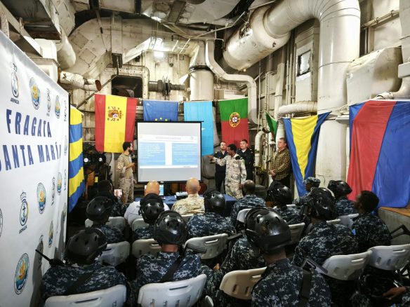 Uno de los dos hangares con los que cuenta la Fragata santa Maria durante una teórica con personal de la Guardia Costera de la Policía Somalí