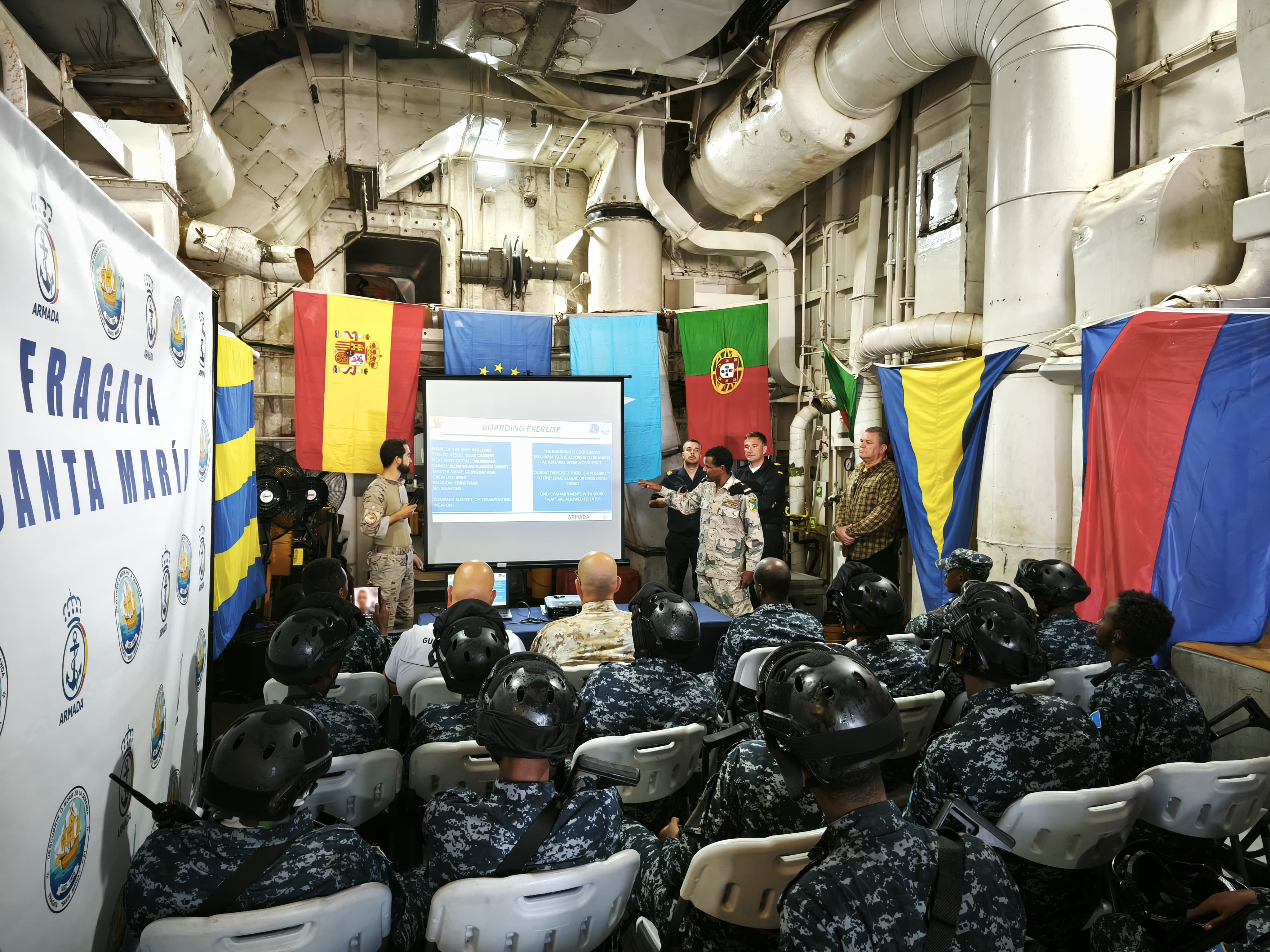 Uno de los dos hangares con los que cuenta la Fragata santa Maria durante una teórica con personal de la Guardia Costera de la Policía Somalí