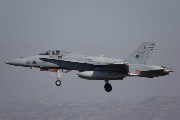 Aproximación de este EF-18M (C.15-50/12-08) perteneciente al Ala 12 de Torrejón con un misil IRIS-T